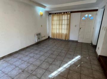 Casa de 3 ambientes, Morón · Triplex Al Frente. en Alquiler