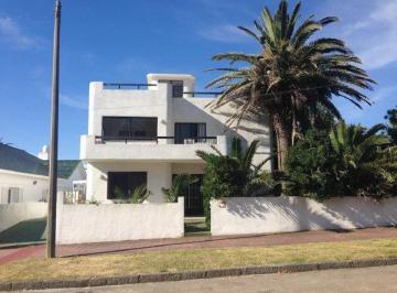 Casa · 300m² · 6 Ambientes · 1 Cochera · Casa de 6 Ambientes con Jardín y Pileta en Alquiler - Punta del Este