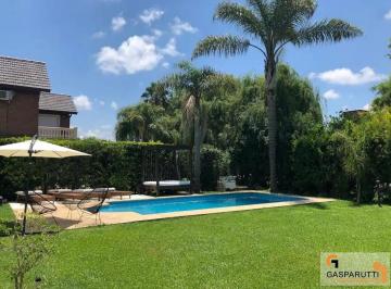 Casa · 220m² · 4 Ambientes · 2 Cocheras · Casa en Alquiler en Barrio Septiembre, 4 Ambientes con Pilet