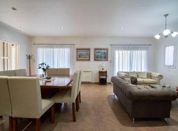 Casa · 230m² · 7 Ambientes · 1 Cochera · Casa en Venta en City Bell