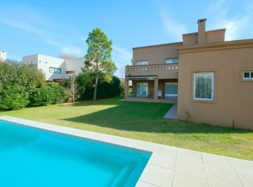 Casa · 230m² · 7 Ambientes · 1 Cochera · Casa en Venta en Lomas de City Bell