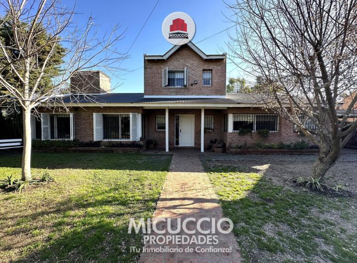 Casa · 245m² · 6 Ambientes · 1 Cochera