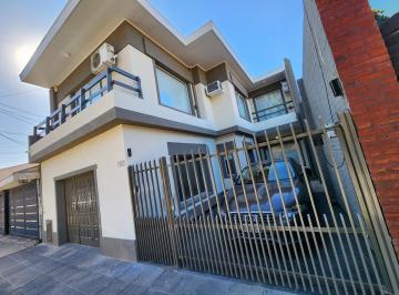 Casa · 325m² · 6 Ambientes · 3 Cocheras · Casa en Venta en Merlo
