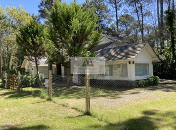 Casa · 167m² · 5 Ambientes · Excelente Casa en Carilo con Piscina Climatizada