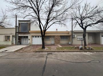 Casa · 97m² · 2 Dormitorios · 1 Cochera · Casa en Venta en Barrio 9 de Julio