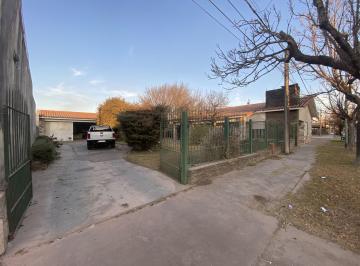 Casa · 232m² · 8 Ambientes · 2 Cocheras · Venta Chalet de 4 Dorm. con 1.000 m² a Reciclar