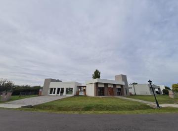 Casa · 240m² · 4 Ambientes · 3 Cocheras · Casa en Venta en Lomas de City Bell