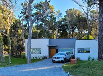 Casa de 4 ambientes, Cariló · Luminosa y Moderna Casa en Cariló Para Vacacionar