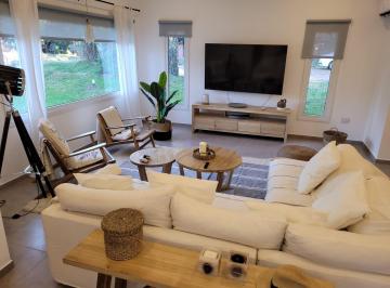 Casa de 4 ambientes, Cariló · Luminosa y Moderna Casa en Cariló Para Vacacionar