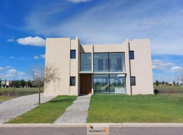 Casa · 330m² · 5 Ambientes · 2 Cocheras · Casa en Venta en El Naudir a La Laguna! 4 Dorm. con Pileta!