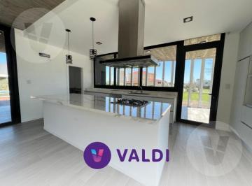 Casa · 198m² · 4 Ambientes · 1 Cochera · Casa en Venta - Barrio La Providencia, Canning