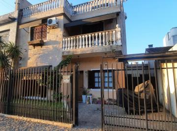 Casa · 190m² · 5 Ambientes · Casa en Lomas del Mirador - 5 Ambientes - Parrilla - Cochera - Pileta - Parque - Amplia - Oportunidad