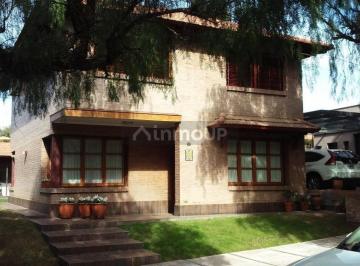 Casa de 5 ambientes, Ciudad de Mendoza · Casa Barrio Dalvian, Reciclada, 4 Dorm, 3 Baños, Jardín, Cochera