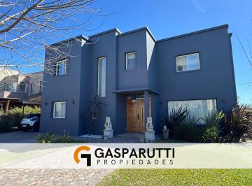 Casa · 210m² · 5 Ambientes · 6 Cocheras · Casa en Venta a La Laguna en El Cantón Golf