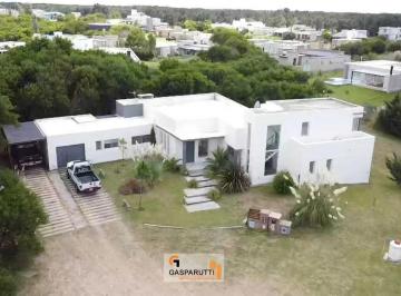 Casa de 5 ambientes, Costa Esmeralda · Casa en Venta en Costa Esmeralda, 4 Dorm. con Pileta en Lote