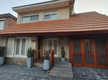 Casa · 200m² · 5 Ambientes · 1 Cochera · Excelente Chalet 5 Amb a Nuevo C/jardin y Pileta Climatizada