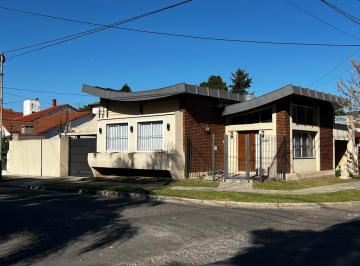 Casa · 160m² · 4 Ambientes · 1 Cochera · Casa en Venta de 5 Ambientes.