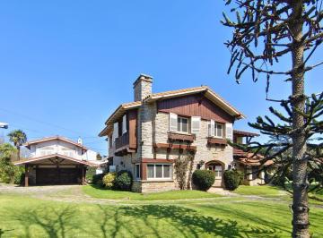 Casa · 800m² · 7 Ambientes · 4 Cocheras · Residencia en Venta. Lote 2400. Sup. Cub. 800. Los Troncos