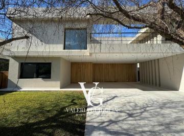 Casa · 950m² · 6 Ambientes · 2 Cocheras · Casa en San Matias a La Laguna