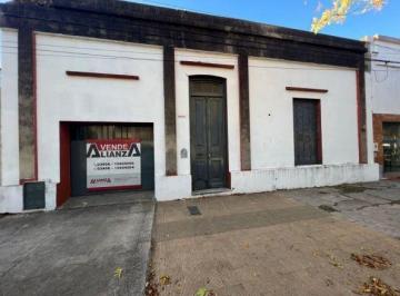 Casa · 152m² · 4 Ambientes · 1 Cochera · Casa Céntrica en Esperanza a Refaccionar