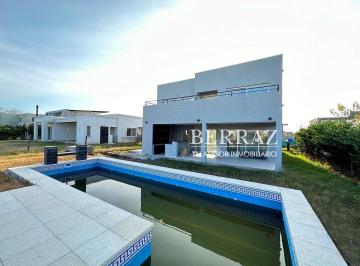 Casa · 235m² · 6 Ambientes · 2 Cocheras · Casa Venta 6 Ambientes en Santa Guadalupe Pilar del Este 704 m²