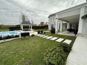 Casa · 382m² · 6 Ambientes · Casa en Venta en Barrio Rumenco