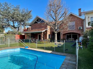 Casa · 409m² · 8 Ambientes · 1 Cochera · Casa Chalet en Venta en Villa Adelina, Vicente López, G. B. a. Zona Norte