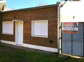 Casa · 50m² · 2 Ambientes · 1 Cochera · Casa Centrica en Esperanza con Amplio Terreno