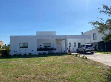 Casa · 240m² · 4 Ambientes · 2 Cocheras · Casa en Cantón Norte
