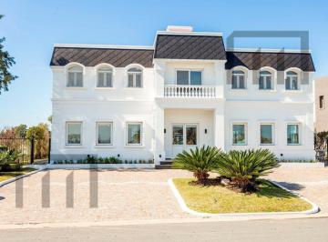 Casa · 307m² · 5 Ambientes · 2 Cocheras · Casa a La Venta en Terralagos, Canning.