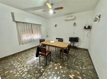 Casa · 162m² · 3 Ambientes · 2 Cocheras · Casa en Venta con Amplio Parque!
