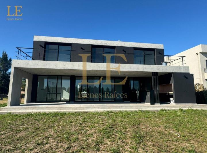 Casa · 293m² · 5 Ambientes · 5 Cocheras