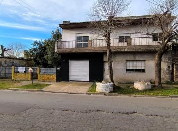 Casa de 4 ambientes, Esteban Echeverría · Casa 3 Dorm. + Local + Departamento - Excelente Ubicación -