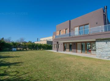 Casa · 337m² · 5 Ambientes · 2 Cocheras · Venta de Casa 5 Ambientes en Prados del Oeste Moreno