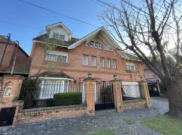 Casa de 6 ambientes, San Isidro · Espectacular Casa Estilo Clásico de Ladrillo a La Vista. Amoblada