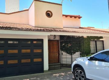 Casa de 7 ambientes, Gobernador Benegas · Hermosa Casa Reciclada en Exclusiva Zona de Godoy Cruz