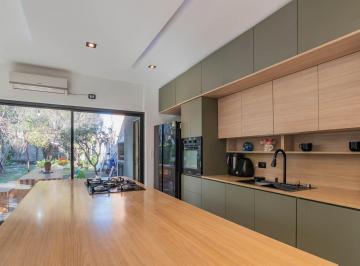 Casa · 221m² · 6 Ambientes · 1 Cochera · Casa en Venta