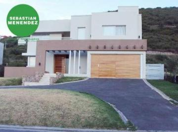 Casa · 300m² · 3 Ambientes · 2 Cocheras · 3 Dorm - Categoría - 1000 m² de Terreno