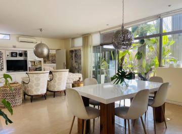 Casa · 240m² · 6 Ambientes · 2 Cocheras · Casa Hermosa en Villa Castells