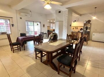 Casa · 332m² · 5 Ambientes · 3 Cocheras · Casa Amplia en Venta 4 Dorm. Barrio La Florida
