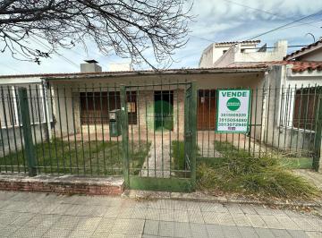 Casa · 120m² · 6 Ambientes · 1 Cochera · A 1 Cuadra de La Mujer Urbana - 3 Dorm - 1 Planta