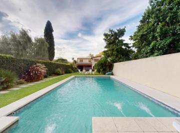 Casa · 280m² · 9 Ambientes · 1 Cochera · Venta de Casa Luminosa en Gonnet