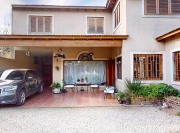 Casa · 280m² · 9 Ambientes · 1 Cochera · Venta de Casa Luminosa en Gonnet