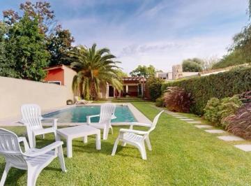 Casa · 280m² · 9 Ambientes · 1 Cochera · Venta de Casa Luminosa en Gonnet