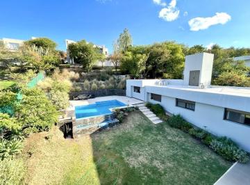 Casa · 450m² · 4 Ambientes · 4 Cocheras · 4 Dorm. - 1 Planta - Calef. Centr - 450 m² Cubiertos