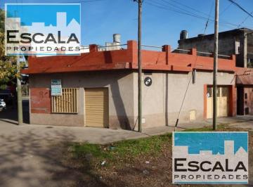 Casa · 120m² · 5 Ambientes · 1 Cochera · Casa con Local en Esquina Cochera 2 Dorm. en Venta