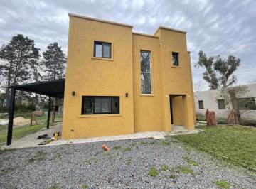 Casa · 160m² · 4 Ambientes · Casa en Venta con Renta en Barrio Santa Clara