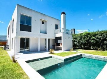 Casa · 250m² · 5 Ambientes · 1 Cochera · Casa a La Venta en Barrio Los Troncos