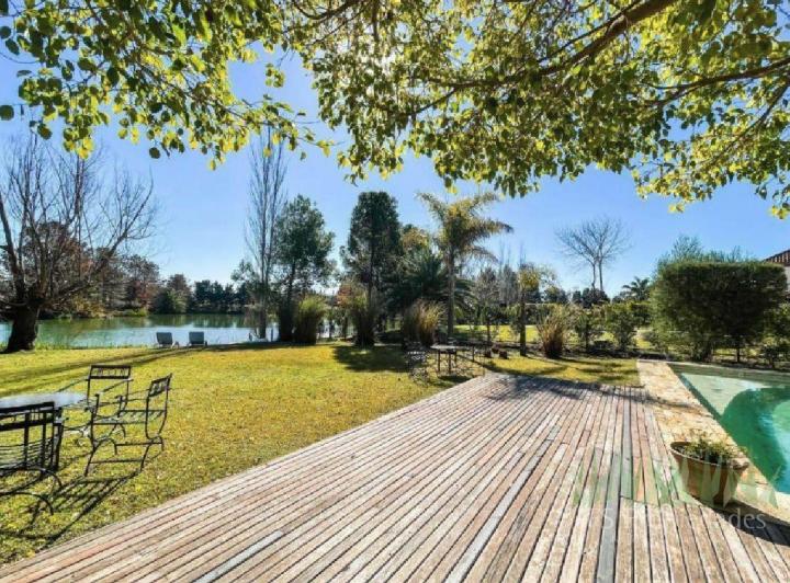 Casa · 335m² · 6 Ambientes · 2 Cocheras