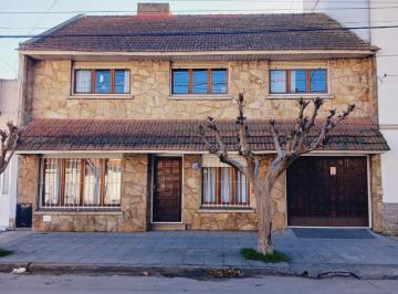Casa · 244m² · 5 Ambientes · 1 Cochera · Casa de 5 Amb Distribuido en 2 Plantas